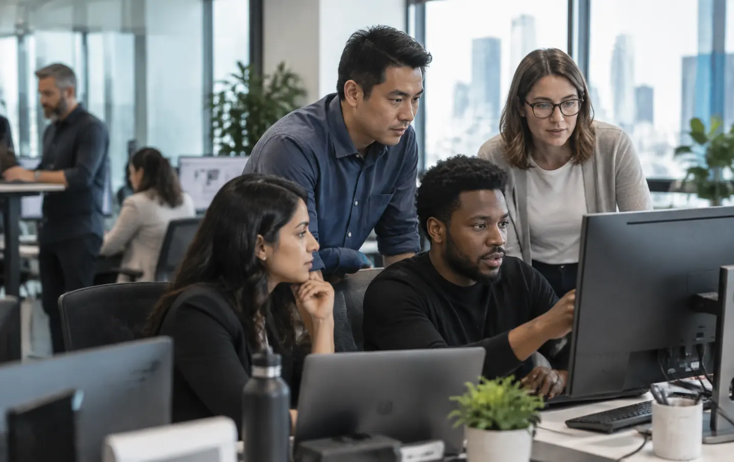 Equipe corporativa acompanhando a gestão terceirizada de tecnologia
